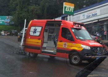 Jovem é atropelado por carro após cair de moto no centro de Capinzal