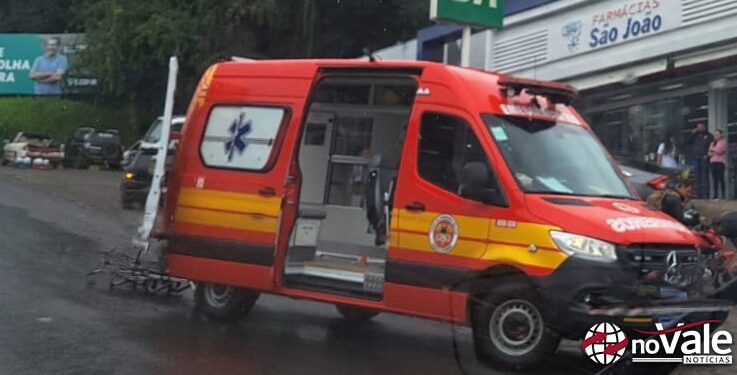 Jovem é atropelado por carro após cair de moto no centro de Capinzal