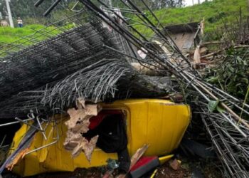 Motorista morre após caminhão despencar de ribanceira e ser esmagado pela carga em Seara- SC