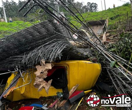 Motorista morre após caminhão despencar de ribanceira e ser esmagado pela carga em Seara- SC