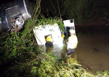 Condutor morre após caminhão cair em ribanceira no interior de Águas Frias