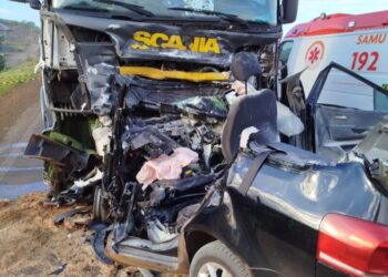 Motorista morre em colisão frontal entre carro e caminhão na BR-282 em Maravilha