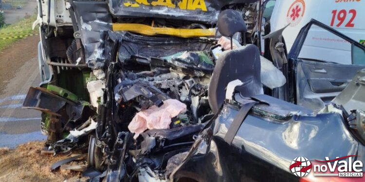 Motorista morre em colisão frontal entre carro e caminhão na BR-282 em Maravilha