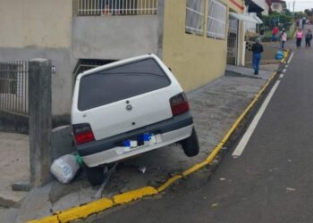 Condutor colide contra mureta e é socorrido pelos bombeiros em Videira