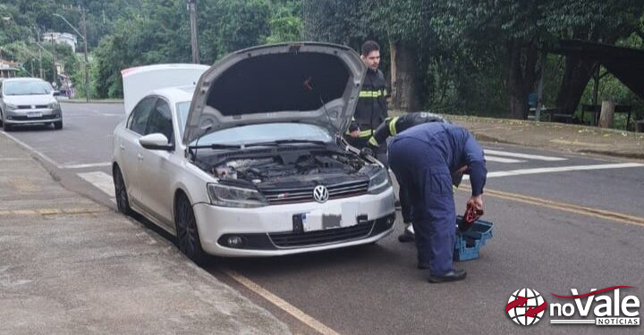 Bombeiros atendem princípio de incêndio em veículo em Capinzal