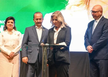 Governador Jorginho Mello empossa nova secretária da Educação