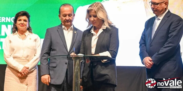 Governador Jorginho Mello empossa nova secretária da Educação