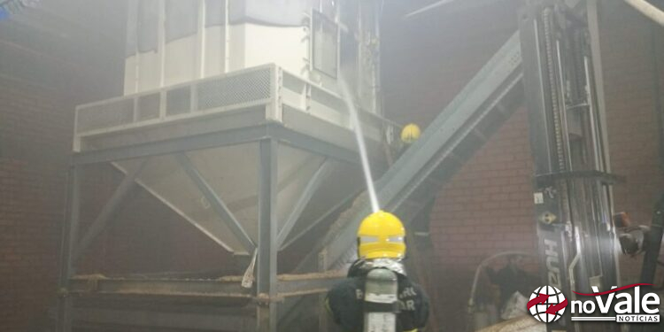 Incêndio em máquina de pallets mobiliza bombeiros em Santa Cecília