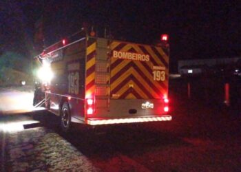 Motorista perde controle após suposta colisão e carro cai em açude na SC-350 em Lebon Régis