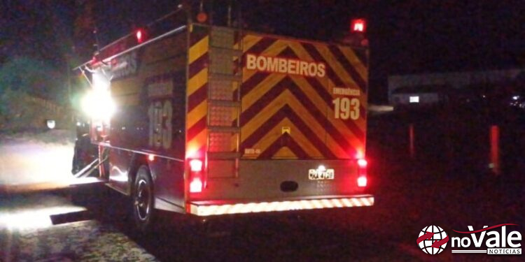 Motorista perde controle após suposta colisão e carro cai em açude na SC-350 em Lebon Régis