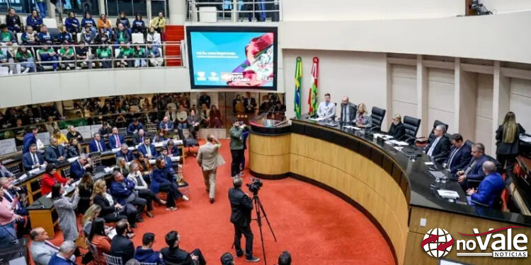 Secretária defende Universidade Gratuita após suspeita de 700 bolsas irregulares