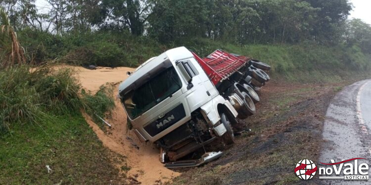 Carreta carregada com trigo capota na BR-282, em Pinhalzinho
