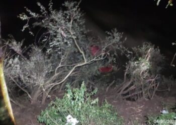 Carro colide em outro estacionado e cai no Rio do Peixe em Videira