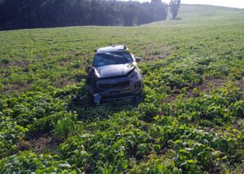 Carro capota após colidir com poste na SC-150 no interior de Piratuba