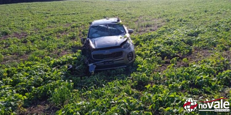 Carro capota após colidir com poste na SC-150 no interior de Piratuba