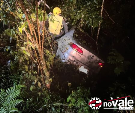 Motorista fica gravemente ferido após saída de pista e capotamento em Salto Veloso