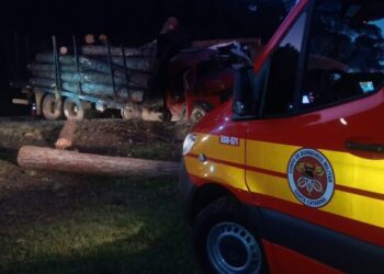Dois motoristas ficam feridos em tombamento e colisão em Santa Cecília