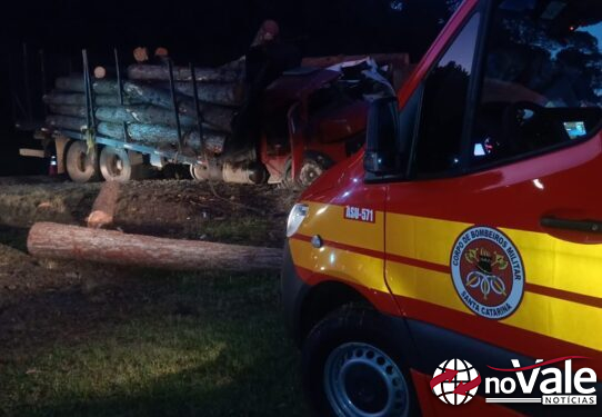 Dois motoristas ficam feridos em tombamento e colisão em Santa Cecília