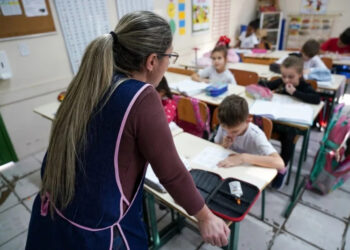 Governador anuncia reajuste de 11% e incentivo anual de R$ 3 mil para professores