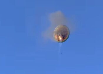 Um balão tripulado despencou do céu após pegar fogo e deixou mortos e feridos, de acordo com o Corpo de Bombeiros.