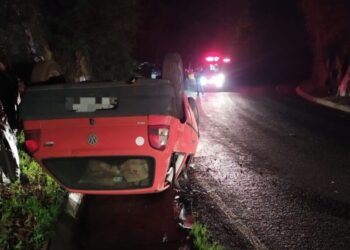 Carro com placas de Capinzal capota na SC-390 em Peritiba