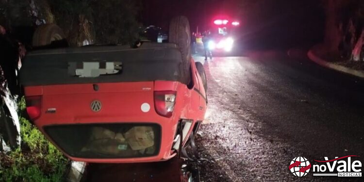 Carro com placas de Capinzal capota na SC-390 em Peritiba