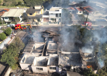 Fogão a lenha provoca incêndio e destrói residência em Herval d’Oeste; Ninguém ficou ferido