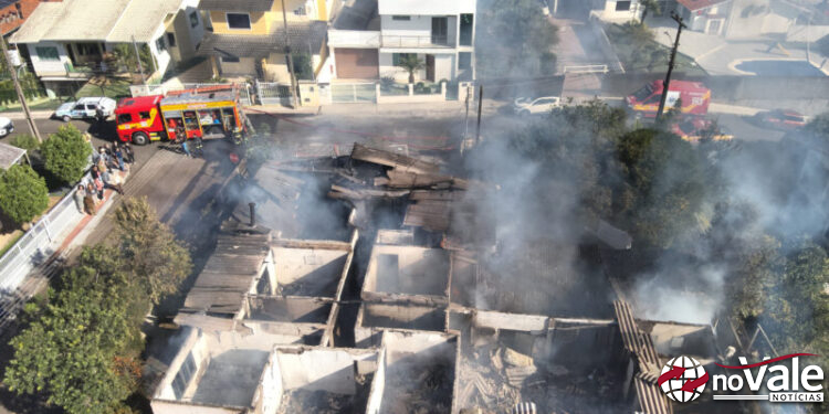 Fogão a lenha provoca incêndio e destrói residência em Herval d’Oeste; Ninguém ficou ferido