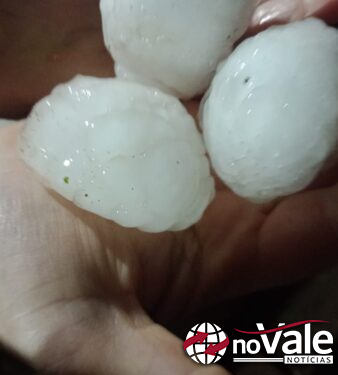 Chuva de granizo causa destelhamentos em Videira