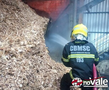 Bombeiros controlam incêndio em indústria de lâminas e compensados em Santa Cecília
