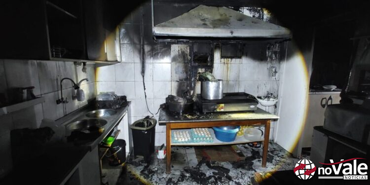 Incêndio em lanchonete mobiliza bombeiros em Videira