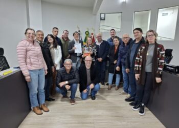 Vereadores de Capinzal prestam homenagem à escritora Márcia Melloto