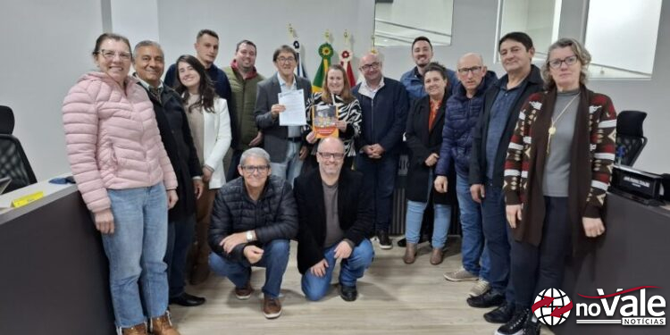 Vereadores de Capinzal prestam homenagem à escritora Márcia Melloto