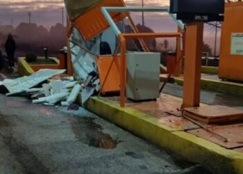 Ônibus da banda Os Cometas bate em cabine de pedágio no interior do RS