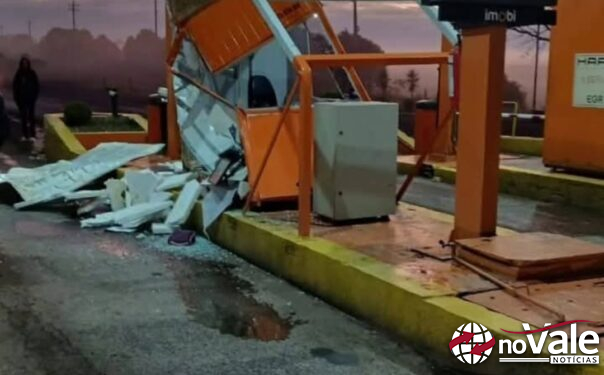 Ônibus da banda Os Cometas bate em cabine de pedágio no interior do RS