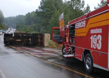 Caminhão tomba deixando homem ferido em Lebon Régis