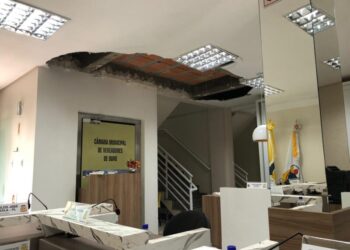 Parte do teto da Câmara de Vereadores de Ouro desaba e Legislativo prepara reforma emergencial