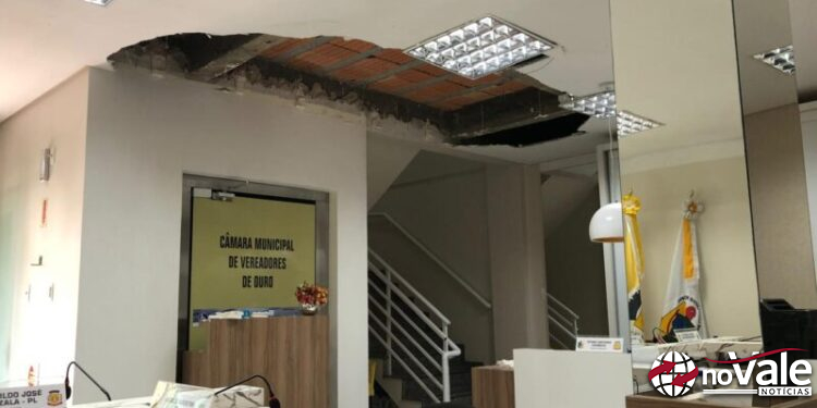 Parte do teto da Câmara de Vereadores de Ouro desaba e Legislativo prepara reforma emergencial