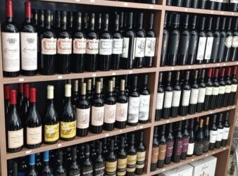 Comércio tem queda de 0,4% em abril, depois de três altas