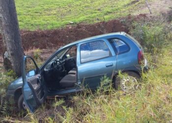 Condutor escapa da polícia, bate carro e foge com criança no colo em Celso Ramos