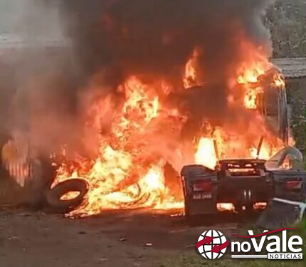 Incêndio destrói totalmente cavalo mecânico em comunidade do interior de Itá