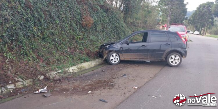 Saída de pista seguida de colisão contra barranco deixa homem ferido na SC-355