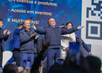 Bolsonaro confirma interesse em lançar Carlos Bolsonaro ao Senado por Santa Catarina