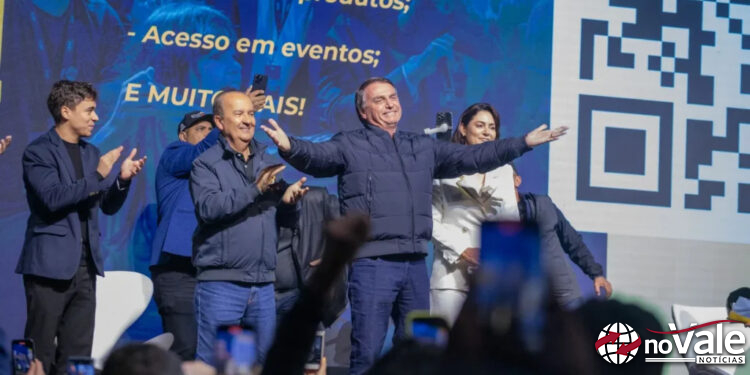 Bolsonaro confirma interesse em lançar Carlos Bolsonaro ao Senado por Santa Catarina
