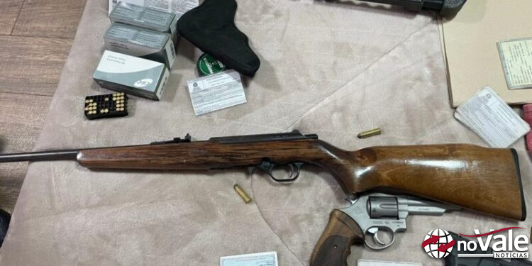 Polícia cumpre mandado de busca e apreensão em Ouro