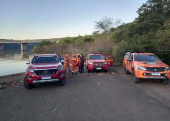 Bombeiros realizam buscas por jovem desaparecido no lago da Usina de Itá, no Rio Uruguai