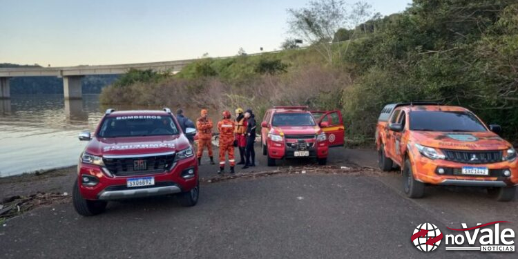Bombeiros realizam buscas por jovem desaparecido no lago da Usina de Itá, no Rio Uruguai