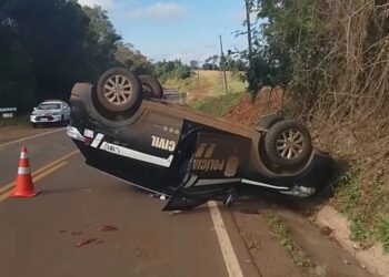 Viatura da Polícia Civil capota após colisão com caminhão no Oeste de SC