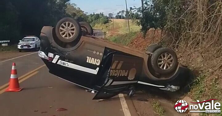 Viatura da Polícia Civil capota após colisão com caminhão no Oeste de SC