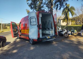 Atualizada: Motociclista fica gravemente ferido após colisão com árvore na SC-467 em Capinzal